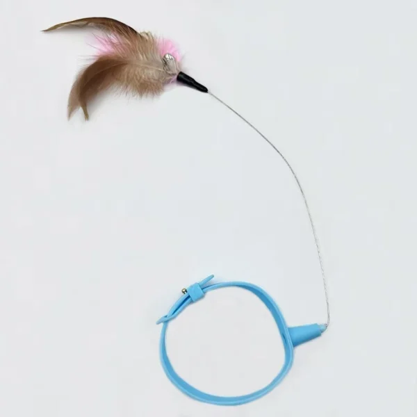 sg-11134201-82606-ml6kbvca8xz40e.webp Head mounted cat teaser toy that hangs around your neck easily freeing your hands with a bendable rod